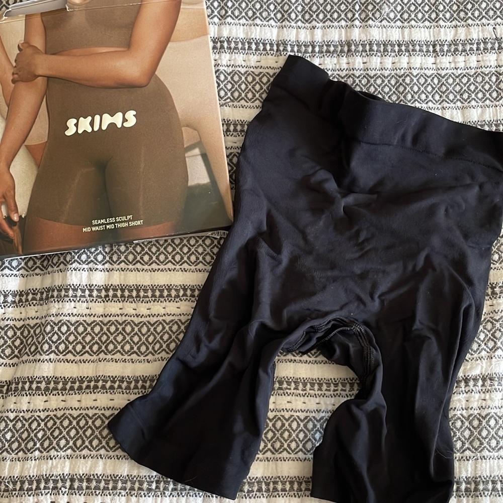 SKIMS Seamless sculpt midwaist thigh short